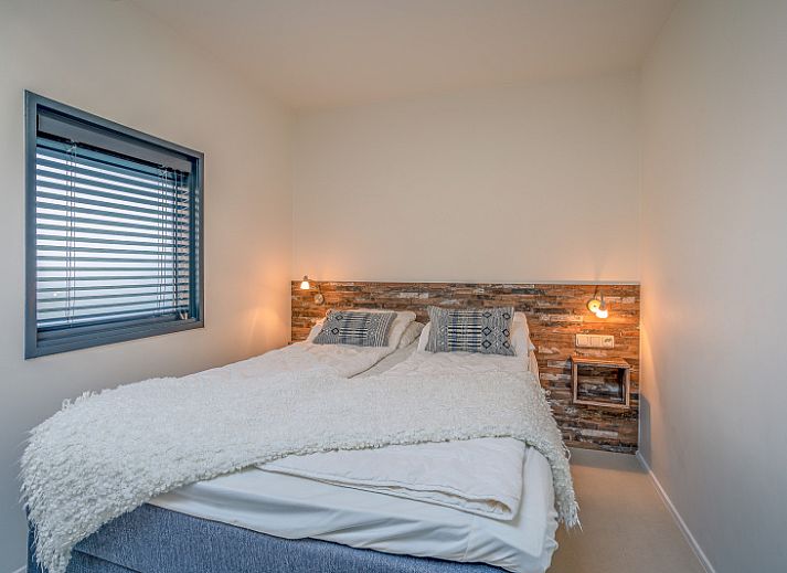 Cozy living room in vacation home Het Bospad - Brink 15, De Koog, Texel. Comfortable sofa and lots of natural light.