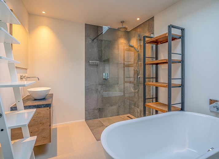 Cozy living room in vacation home Het Bospad - Brink 15, De Koog, Texel. Comfortable sofa and lots of natural light.