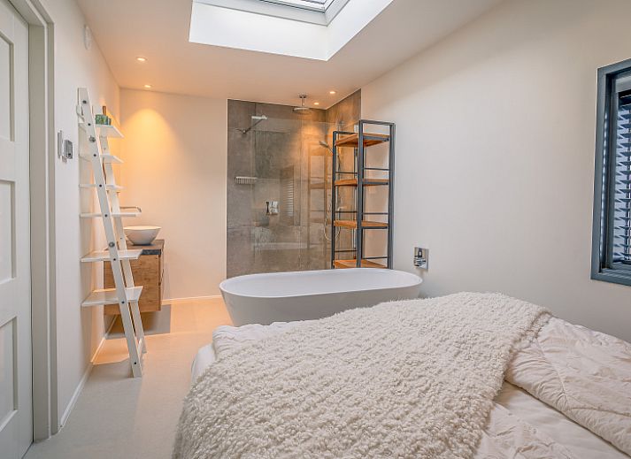 Cozy living room in vacation home Het Bospad - Brink 15, De Koog, Texel. Comfortable sofa and lots of natural light.