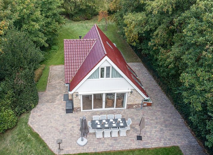 Luchtfoto van Landhuis Het Oude Dijkje, vakantiehuis in De Koog, Texel, omgeven door groene natuur.