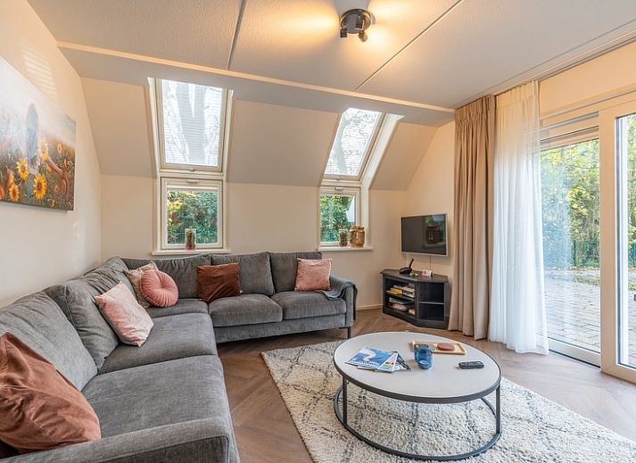 Luchtfoto van Landhuis Het Oude Dijkje, vakantiehuis in De Koog, Texel, omgeven door groene natuur.