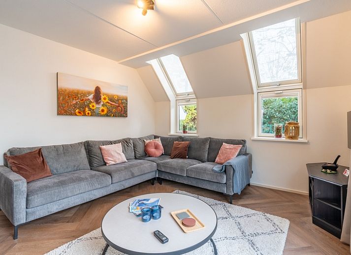 Luchtfoto van Landhuis Het Oude Dijkje, vakantiehuis in De Koog, Texel, omgeven door groene natuur.