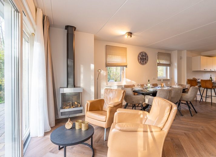 Luchtfoto van Landhuis Het Oude Dijkje, vakantiehuis in De Koog, Texel, omgeven door groene natuur.