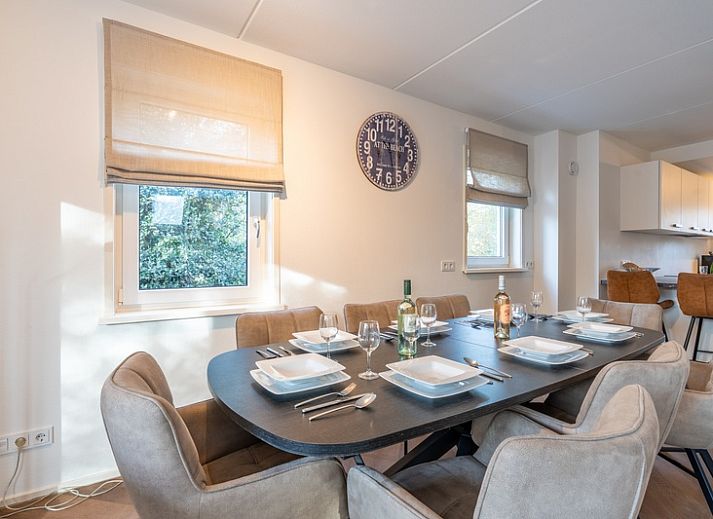 Luchtfoto van Landhuis Het Oude Dijkje, vakantiehuis in De Koog, Texel, omgeven door groene natuur.