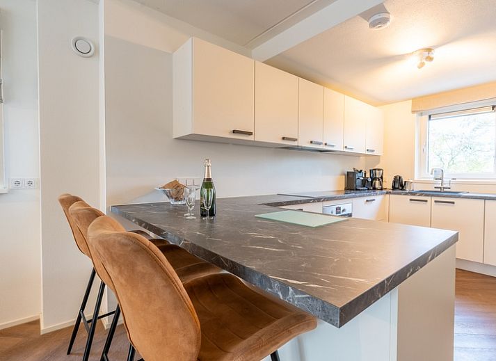 Gezellige woonkamer van Landhuis Het Oude Dijkje, vakantiewoning in De Koog, Texel, met comfortabele zithoek.