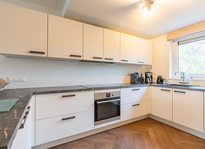 Gezellige woonkamer van Landhuis Het Oude Dijkje, vakantiewoning in De Koog, Texel, met comfortabele zithoek.