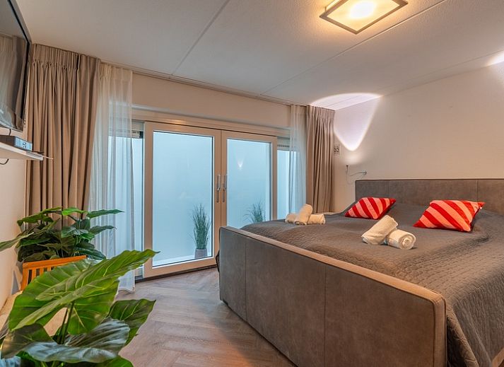 Gezellige woonkamer van Landhuis Het Oude Dijkje, vakantiewoning in De Koog, Texel, met comfortabele zithoek.