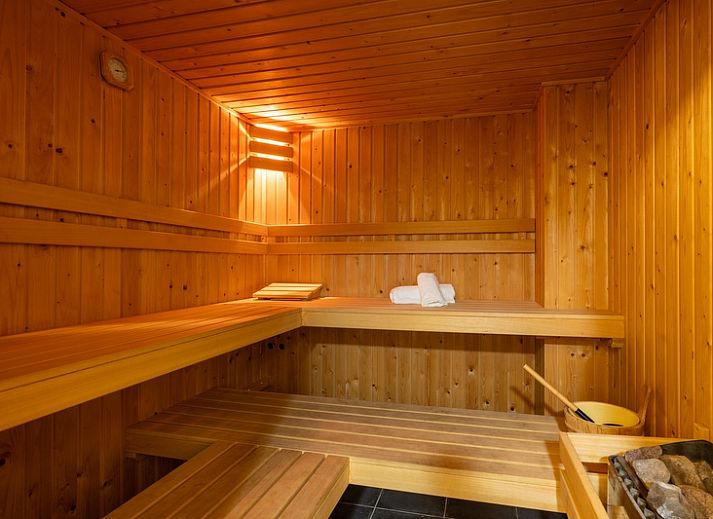 Gezellige woonkamer van Landhuis Het Oude Dijkje, vakantiewoning in De Koog, Texel, met comfortabele zithoek.