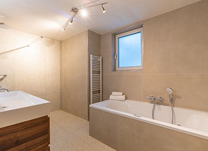 Gezellige woonkamer van Landhuis Het Oude Dijkje, vakantiewoning in De Koog, Texel, met comfortabele zithoek.