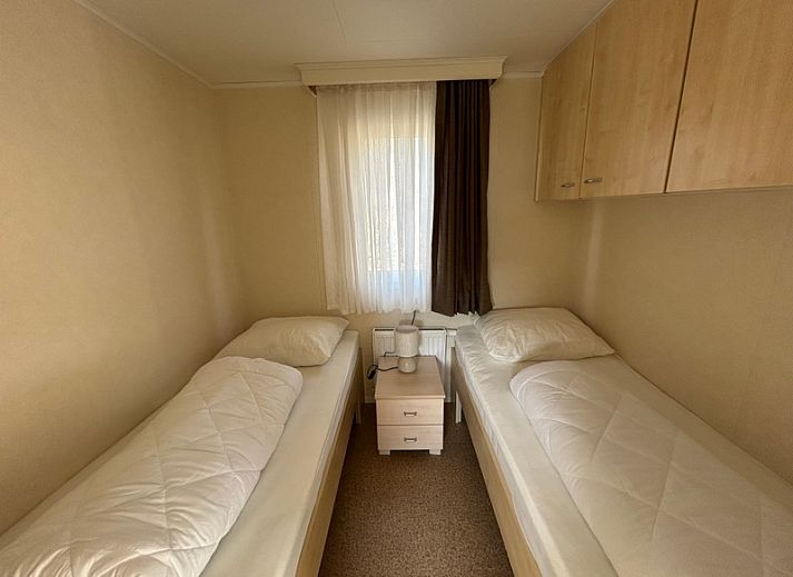 Gemuetliches Wohnzimmer von Chalet Bregkoog 213, Chaletpark Bregkoog in De Koog Texel, mit bequemen Sofas.