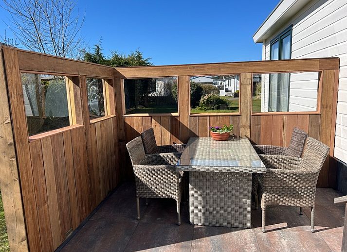 Gemuetliches Wohnzimmer von Chalet Bregkoog 213, Chaletpark Bregkoog in De Koog Texel, mit bequemen Sofas.