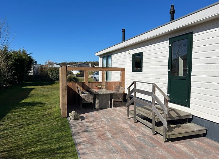 Gemuetliches Wohnzimmer von Chalet Bregkoog 213, Chaletpark Bregkoog in De Koog Texel, mit bequemen Sofas.