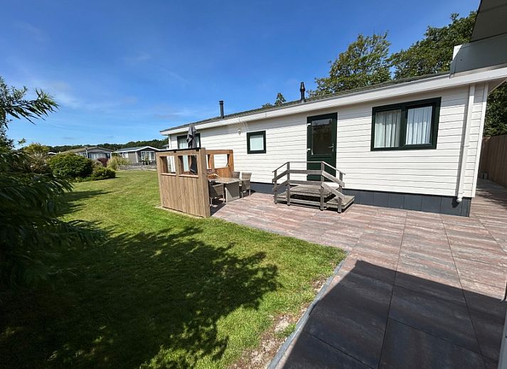 Gemuetliches Wohnzimmer von Chalet Bregkoog 213, Chaletpark Bregkoog in De Koog Texel, mit bequemen Sofas.