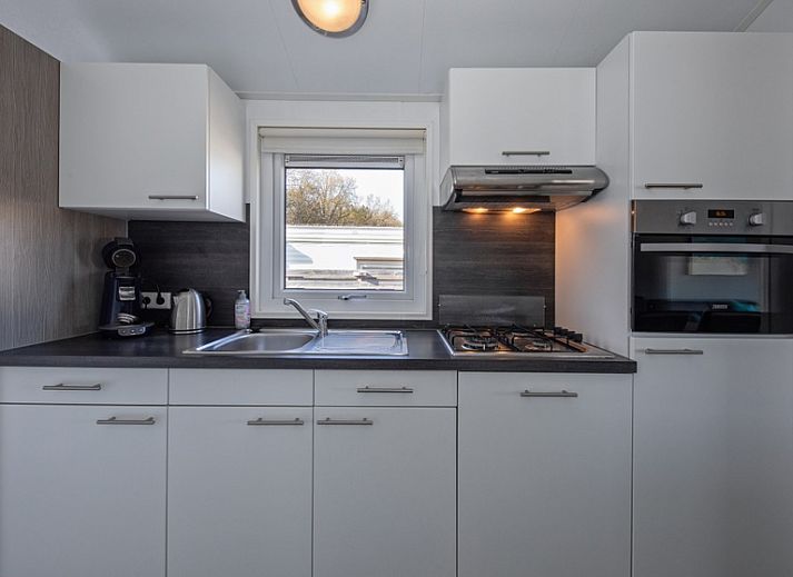 Chalet Bregkoog 7 in De Koog, Texel with spacious veranda and modern look at Chaletpark Bregkoog.