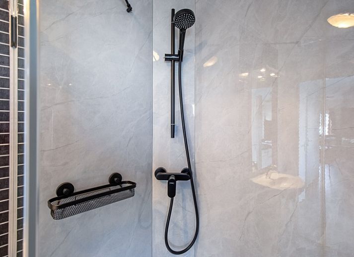 Cozy living room of Chalet Bregkoog 7 in De Koog, Texel with comfortable seating area at Chaletpark Bregkoog.