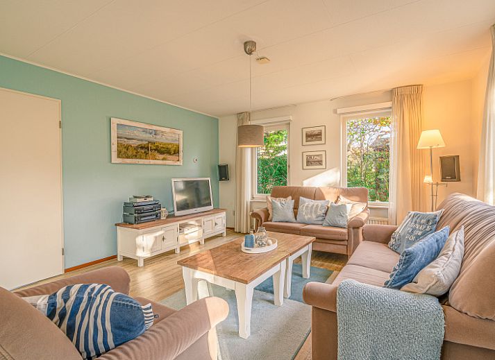 Front view of Holiday home Honeysuckle 65 in De Koog, Texel, surrounded by green nature.