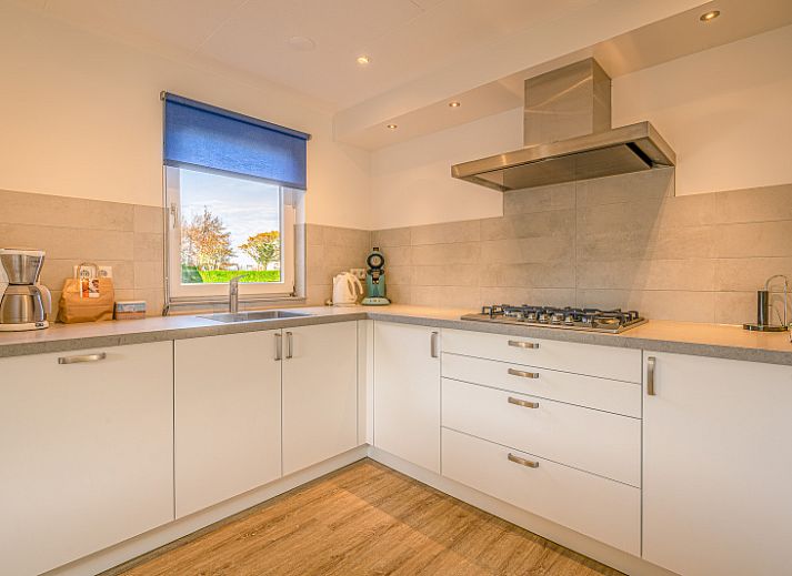 Entrance and driveway of Holiday home Honeysuckle 65, a charming residence in De Koog on Texel.