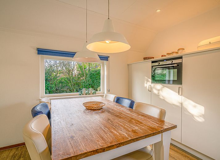 Entrance and driveway of Holiday home Honeysuckle 65, a charming residence in De Koog on Texel.