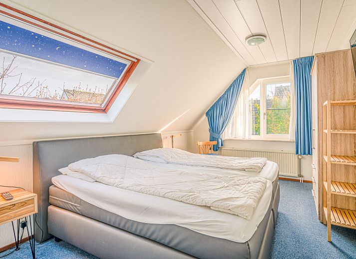 Entrance and driveway of Holiday home Honeysuckle 65, a charming residence in De Koog on Texel.