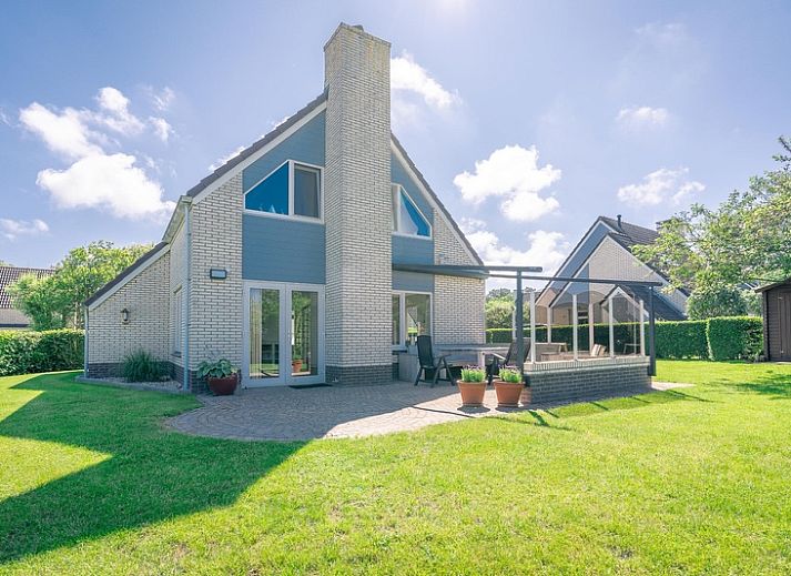 Aussenbereich des Ferienhauses Honeysuckle 75 in De Koog, Texel mit grossem Garten und Terrasse.