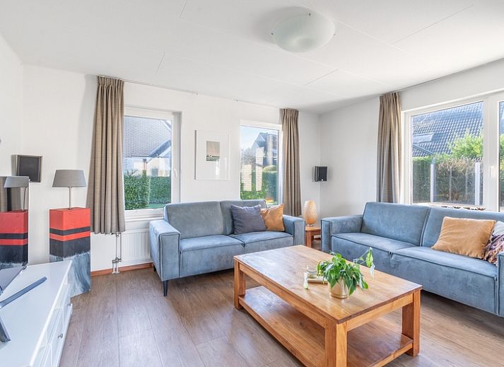 Aussenbereich des Ferienhauses Honeysuckle 75 in De Koog, Texel mit grossem Garten und Terrasse.