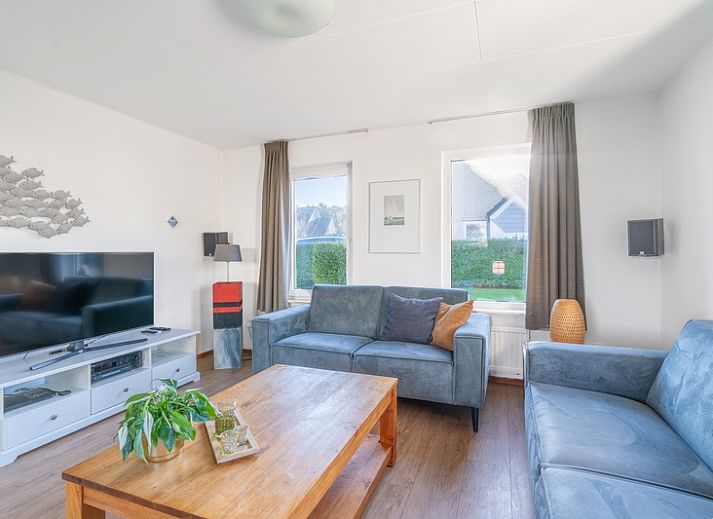 Aussenbereich des Ferienhauses Honeysuckle 75 in De Koog, Texel mit grossem Garten und Terrasse.