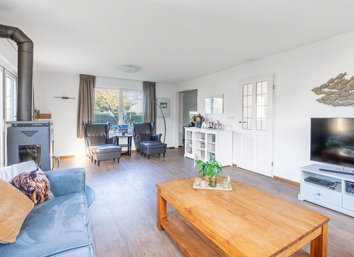 Ferienhaus Honeysuckle 75 in De Koog, Texel mit sonnigem Garten und moderner Architektur.