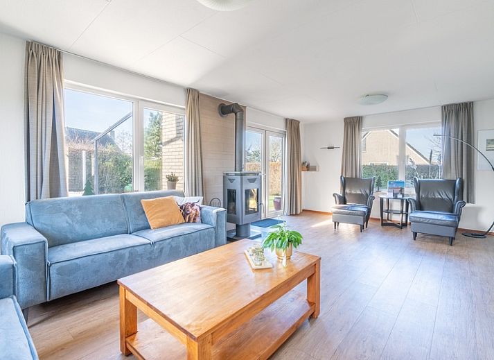 Ferienhaus Honeysuckle 75 in De Koog, Texel mit sonnigem Garten und moderner Architektur.