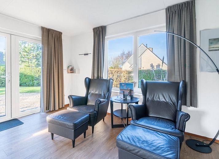 Ferienhaus Honeysuckle 75 in De Koog, Texel mit sonnigem Garten und moderner Architektur.