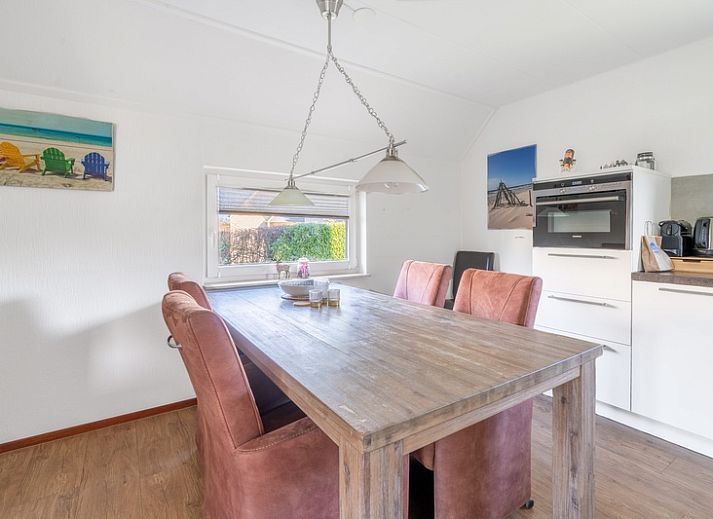 Ferienhaus Honeysuckle 75 in De Koog, Texel mit sonnigem Garten und moderner Architektur.