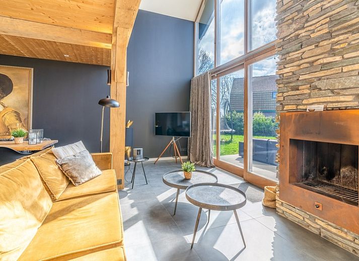 Helles Wohnzimmer in der Villa 181 mit Whirlpool, De Koog Texel, mit moderner Einrichtung.