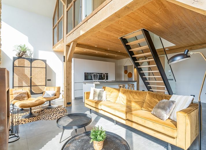 Helles Wohnzimmer in der Villa 181 mit Whirlpool, De Koog Texel, mit moderner Einrichtung.