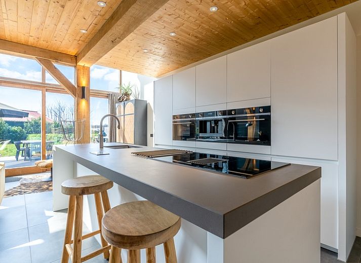 Helles Wohnzimmer in der Villa 181 mit Whirlpool, De Koog Texel, mit moderner Einrichtung.