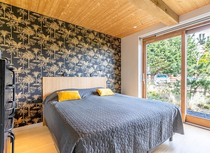 Offener Wohnbereich in der Villa 181 mit Whirlpool, De Koog Texel, mit Blick auf den Garten.