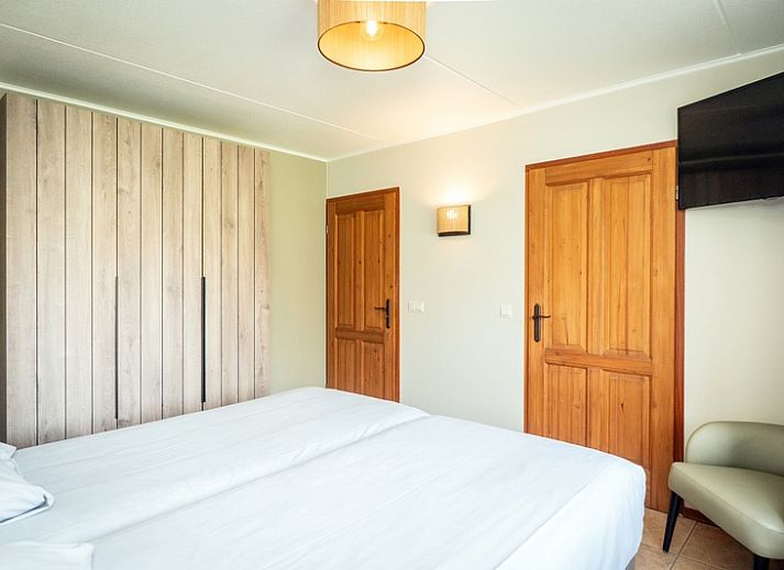 Gemuetliches Wohnzimmer der Villa pet-free in De Koog, Texel, mit bequemer Sitzecke und viel Tageslicht.