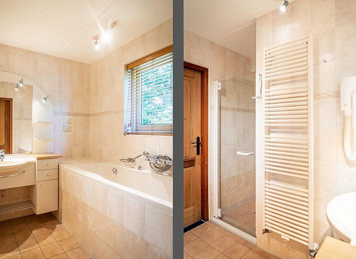 Sonnige Terrasse der Villa ohne Haustiere in De Koog, Texel mit Sonnenschirm und Liegestuehlen auf den Watteninseln.