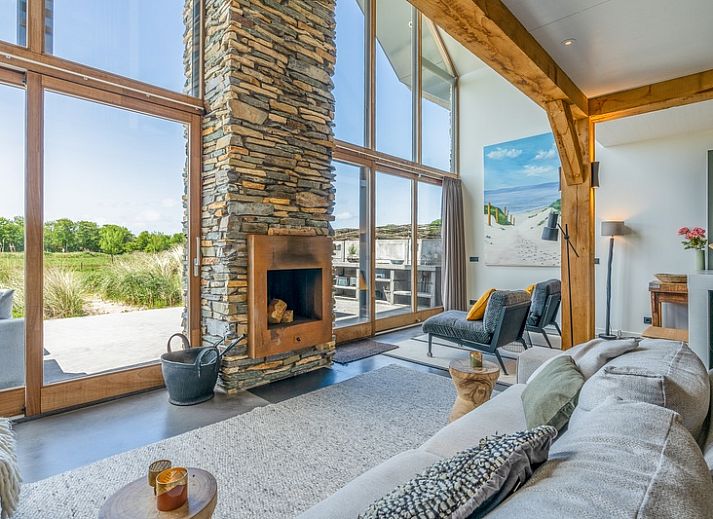 Villa 193 in De Koog, Texel, vacation home with modern architecture and thatched roof, surrounded by dunes and nature.