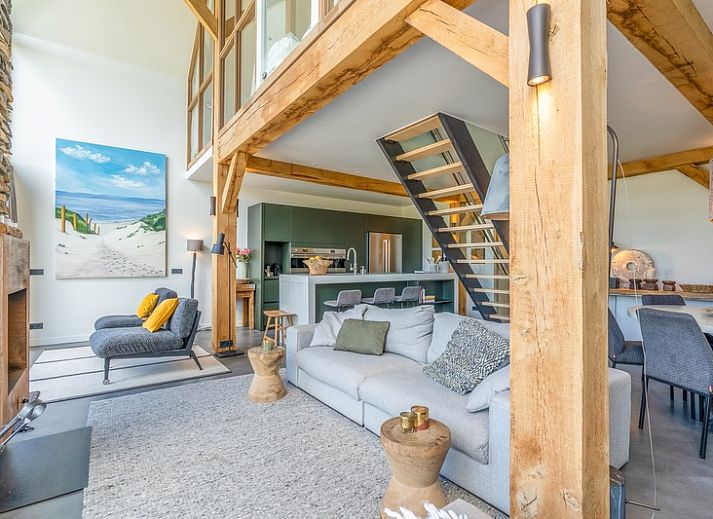 Villa 193 in De Koog, Texel, vacation home with modern architecture and thatched roof, surrounded by dunes and nature.