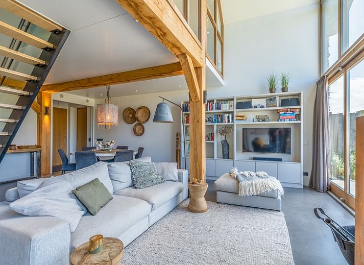 Villa 193 in De Koog, Texel, vacation home with modern architecture and thatched roof, surrounded by dunes and nature.