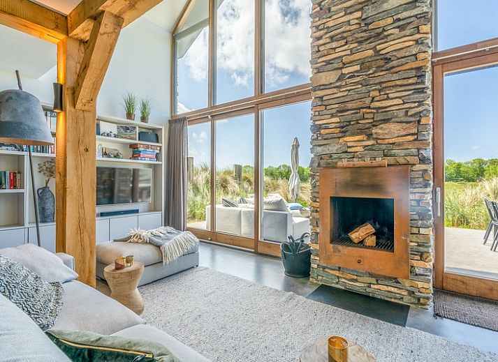 Villa 193 in De Koog, Texel, vacation home with modern architecture and thatched roof, surrounded by dunes and nature.