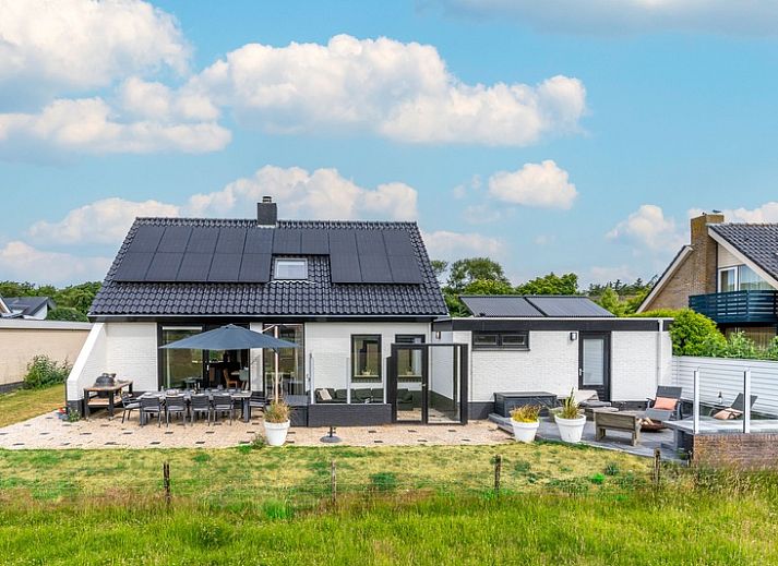 Orchismient 17 vacation home in De Koog Texel with sunny terrace and modern architecture.