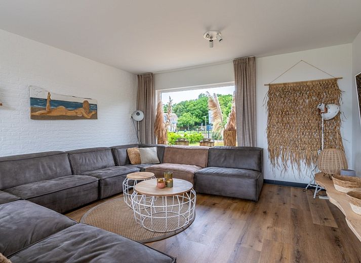 Orchismient 17 vacation home in De Koog Texel with sunny terrace and modern architecture.