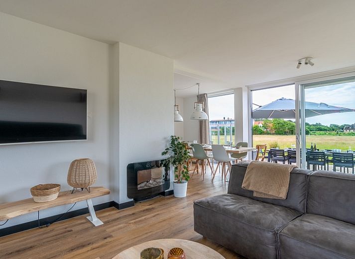 Orchismient 17 vacation home in De Koog Texel with sunny terrace and modern architecture.