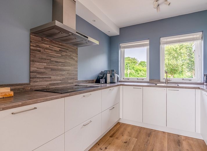 Spacious terrace of Orchismient 17 vacation home in De Koog Texel, ideal for outdoor dining.