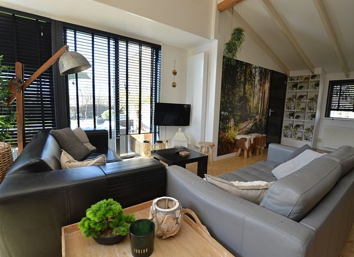 Vacation home Hoog Koog 8 in De Koog Texel with sunny terrace and green garden.