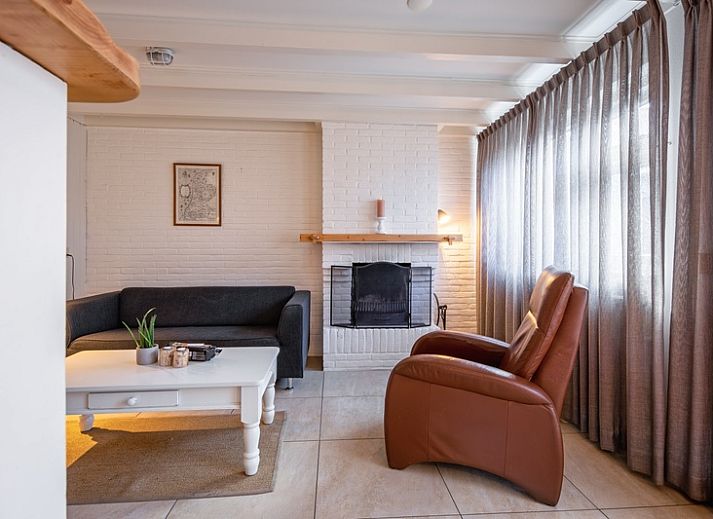 Cozy living room in vacation home 32b Pollux, De Koog, Texel with comfortable seating area.