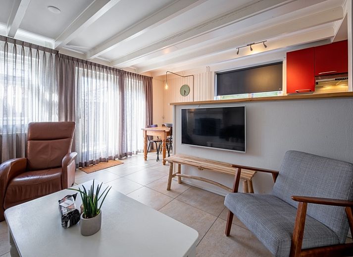 Cozy living room in vacation home 32b Pollux, De Koog, Texel with comfortable seating area.