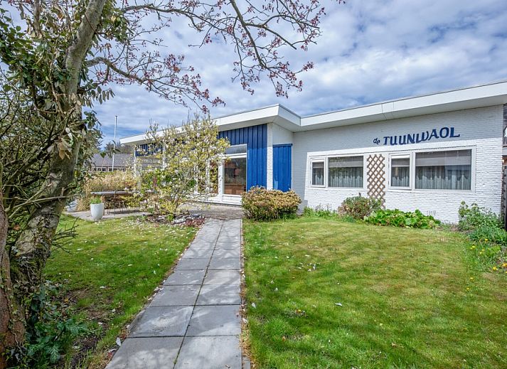 Plevierstraat 24 - Tuunwoal, vacation home in De Koog, Texel with green garden and inviting path.