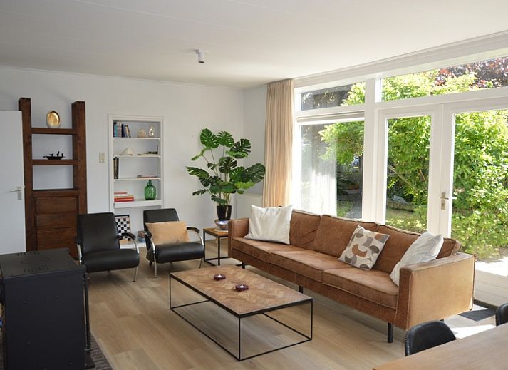 Plevierstraat 24 - Tuunwoal, vacation home in De Koog, Texel with green garden and inviting path.