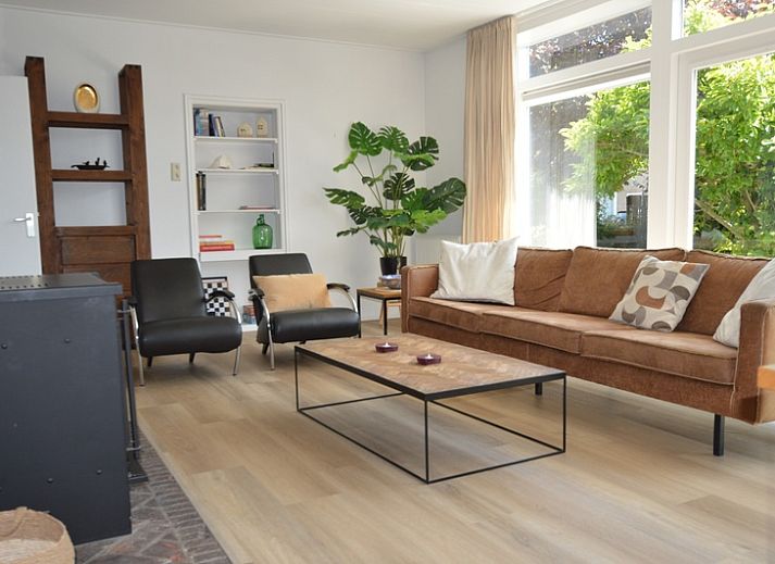 Plevierstraat 24 - Tuunwoal, vacation home in De Koog, Texel with green garden and inviting path.